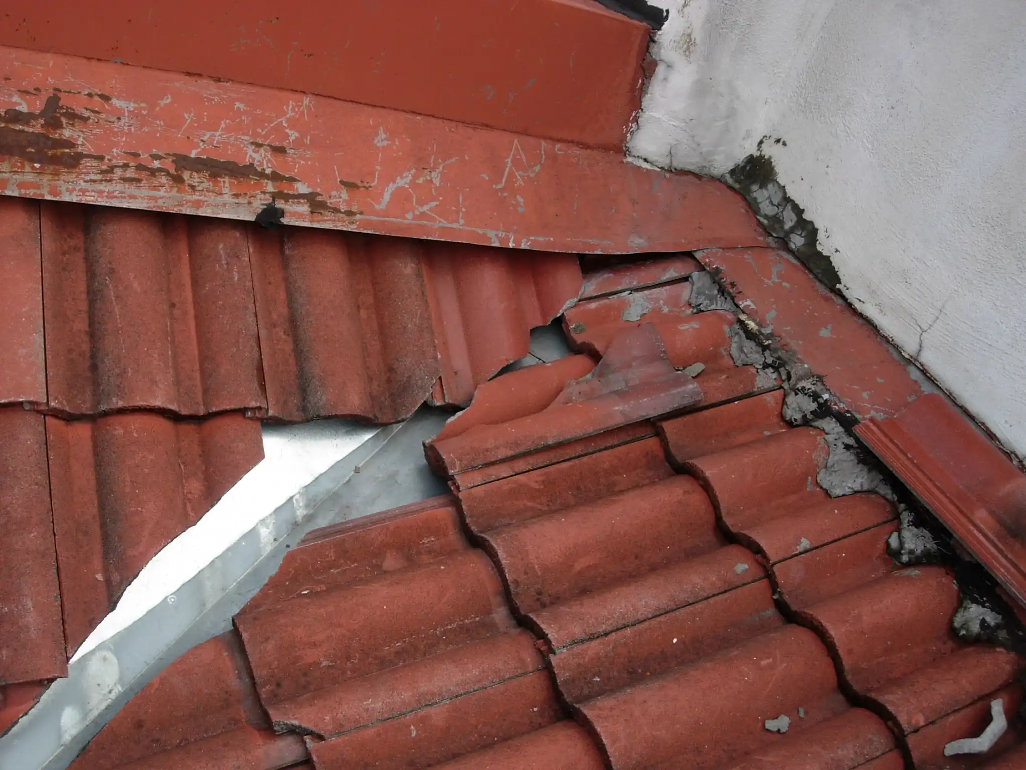 Anti-break in metal sheeting
