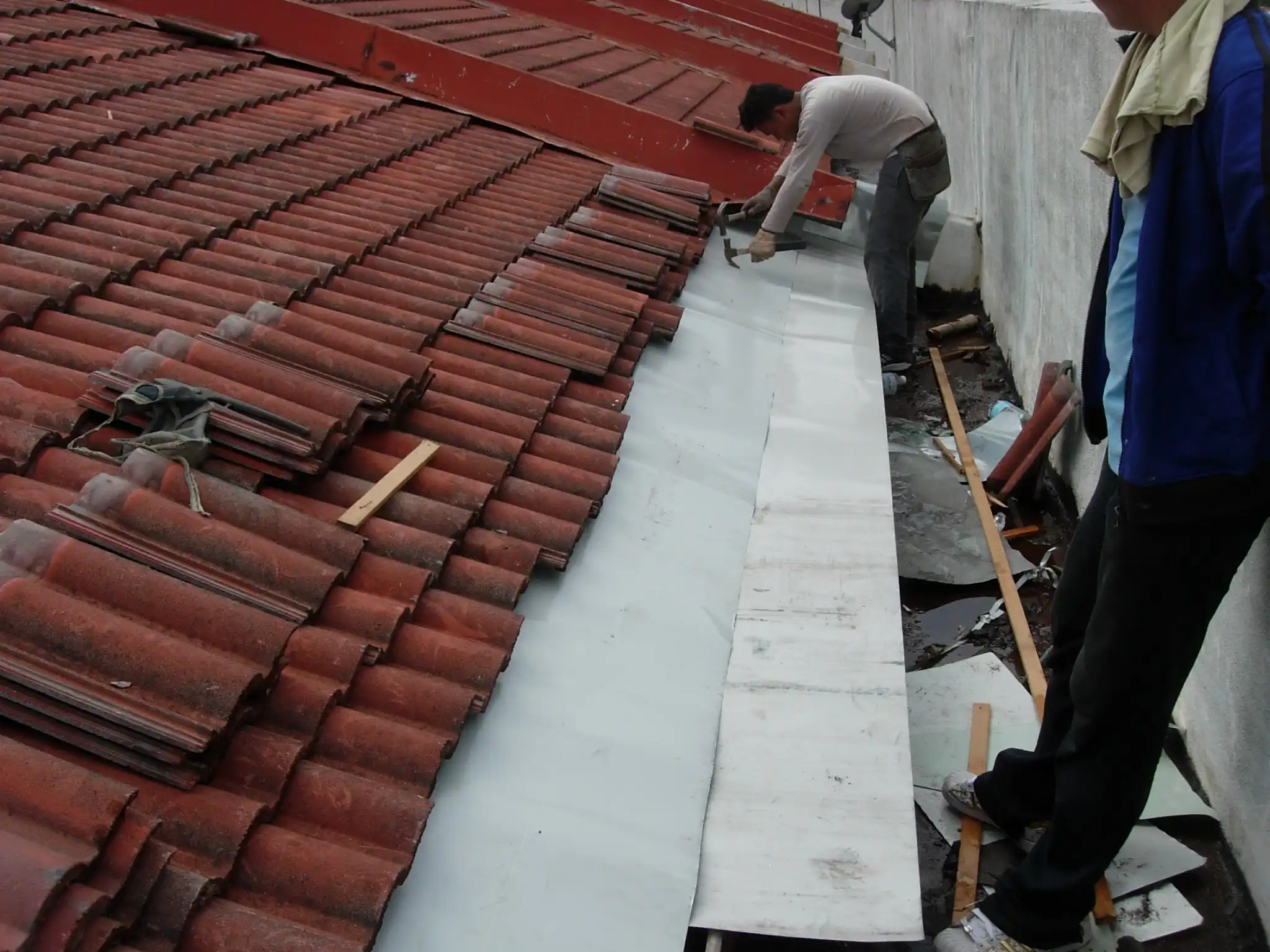 Anti-break in metal sheeting